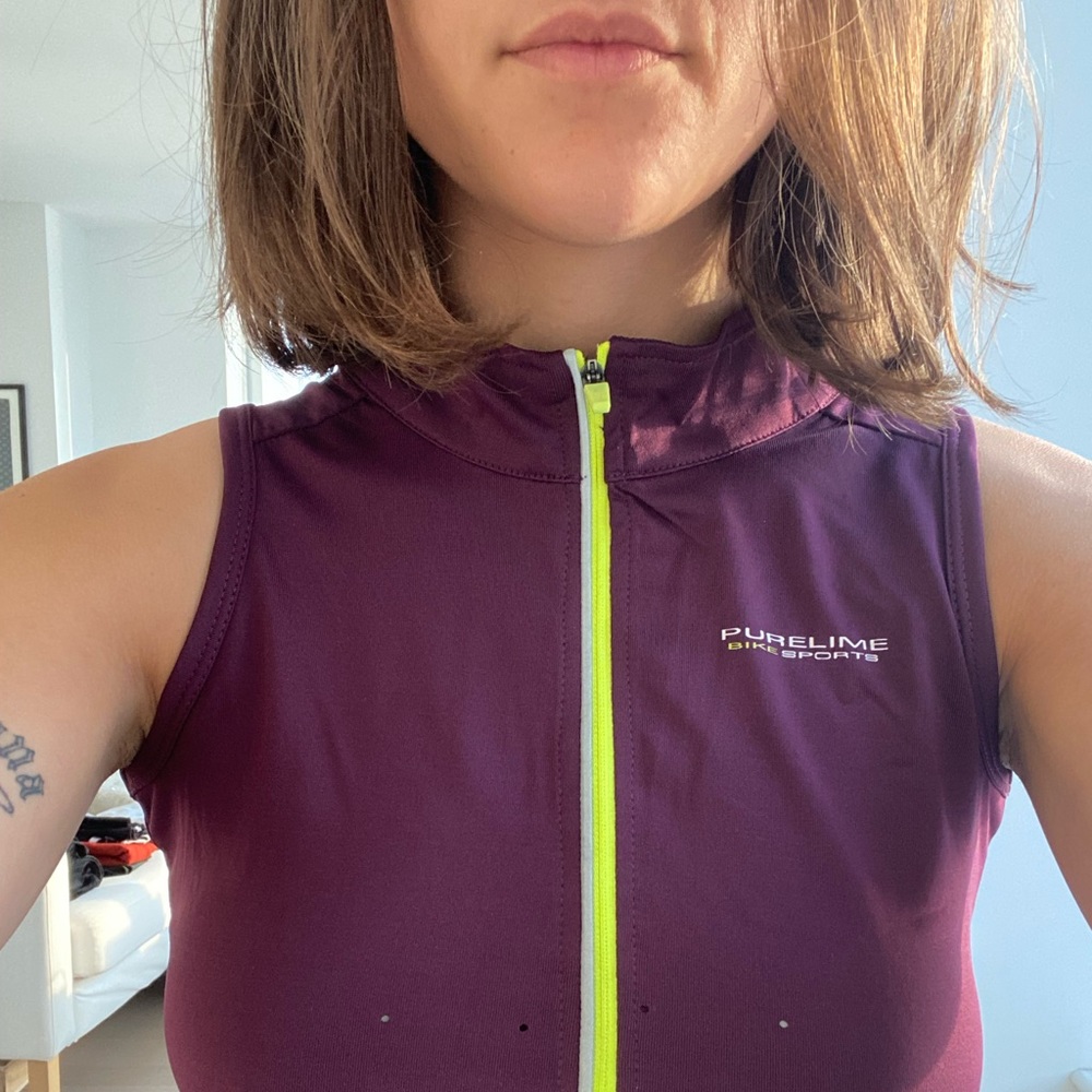 zip up purple sports top 💜💚